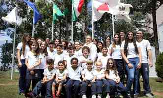Mrcia Naves com alunos da Fundao Torino: para a educadora, procura revela reconhecimento da importncia de os jovens serem 