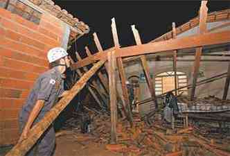 Tremor em dezembro de 2007 derrubou casas em Carabas, distrito de Itacarambi, matando a primeira pessoa vtima de terremoto no pas: uma criana. De l para c, novos tremores foram registrados, com danos materiais em edificaes(foto: OSVALDO AFONSO/SECOM MG/DIVULGAO)