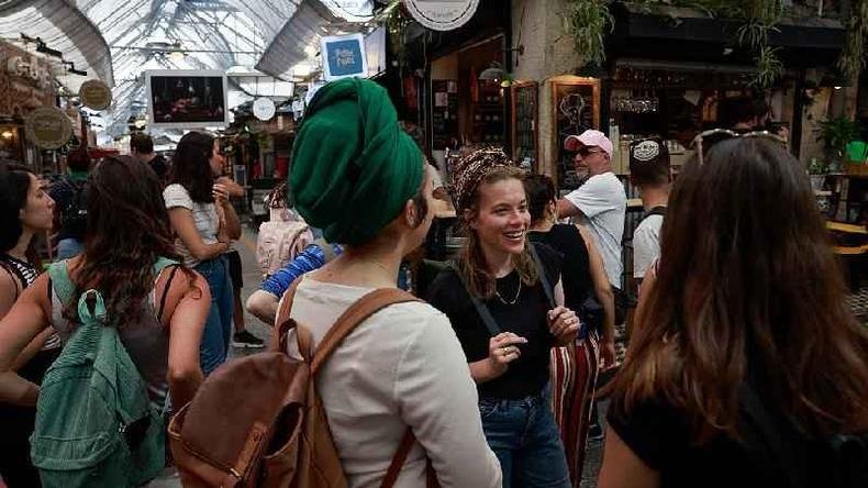 Mercado em Jerusal�m em abril; para alguns especialistas, Israel relaxou restri��es muito cedo