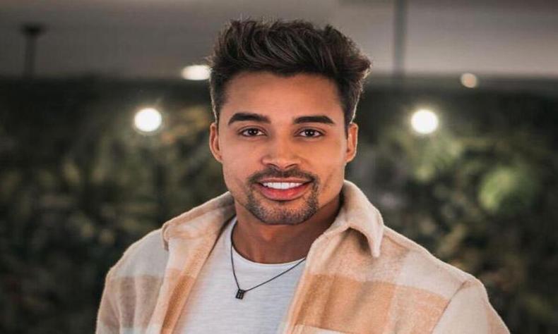 Adriano sorrindo 