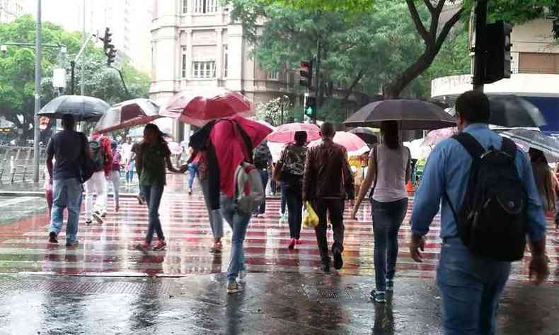Chuva na Praa Sete, Centro de Belo Horizonte. Regio tambm teve trovoadas pela manh(foto: Jair Amaral/EM/DA Press)