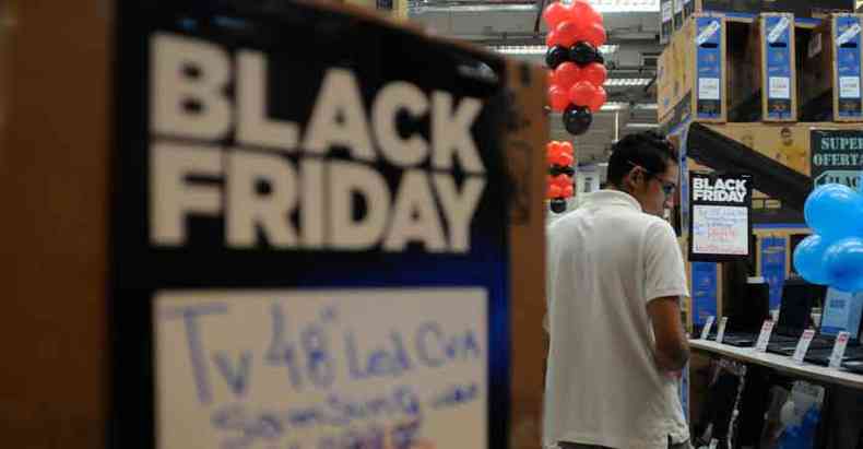 Desejo de consumo na liquidao de fim de ano, TVs e celulares podem sem comprados com descontos reais(foto: Tlio Santos/EM/D.A Press - 28/11/14)