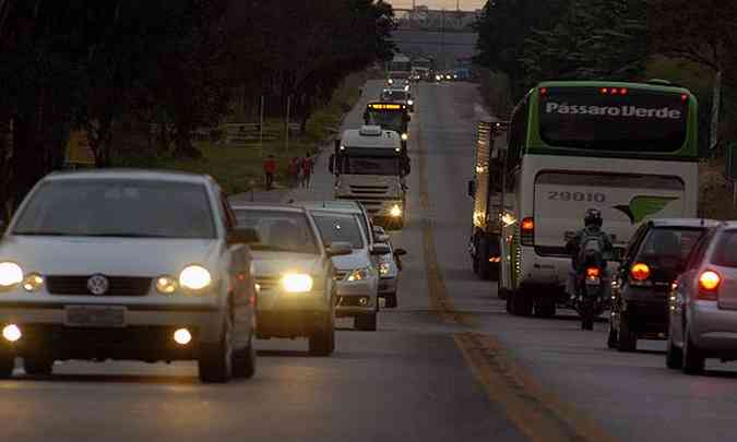 Motoristas enfrentam trnsito carregado na BR-381, na chegada a Belo Horizonte(foto: Jair Amaral/EM/D.A.Press)