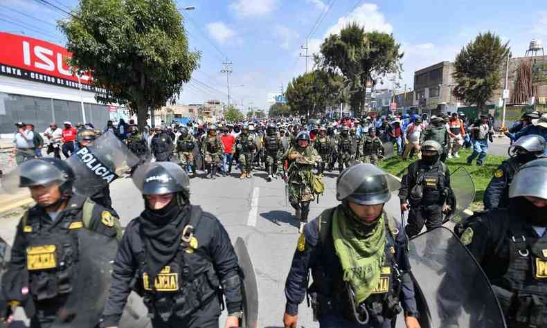 Policiais nas ruas de Arequipa para tentar conter as manifestaes violentas no pas 