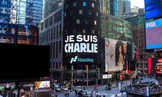 Mercado de aes americano, Nasdaq, prestou homenagem ao peridico, na Times Square, em Nova York(foto: Twitter/Reproduo)