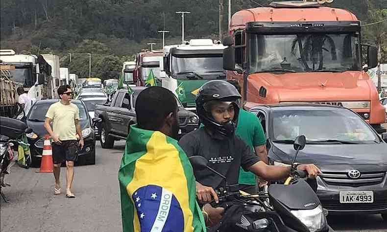 Veculos se aglomeram com fechamento da BR-381 em Ipatinga, no Vale do Rio Doce, durante manifestao de bolsonaristas