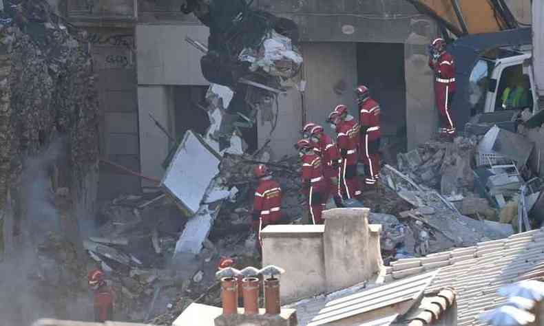 bombeiros fazem resgate em um desabamento de prdio de quatro andares em Marselha