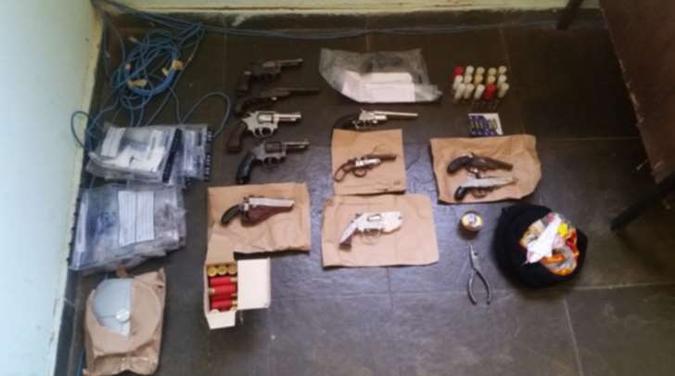 Polícia conseguiu recuperar parte das armas e munições(foto: Polícia Civil/Divulgação) Polícia conseguiu recuperar parte das armas e munições(foto: Polícia Civil/Divulgação)
