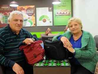 O casal argentino Eugnio Janoni, de 68 anos, e Irma Ferrando, de 67, embarcou para Buenos Aires elogiando o tratamento recebido(foto: Paulo Filgueiras/EM/D.A PRESS)