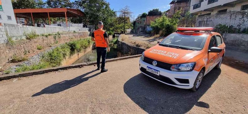 Cones e agentes fecham as vias de acesso e controlam trnsito em treino contra inundaes na Avenida Teresa Cristina perto da regio do Ribeiro Arrudas e Crrego ferrugem em Belo Horizonte e Contagem agente observa nvel do ribeiro