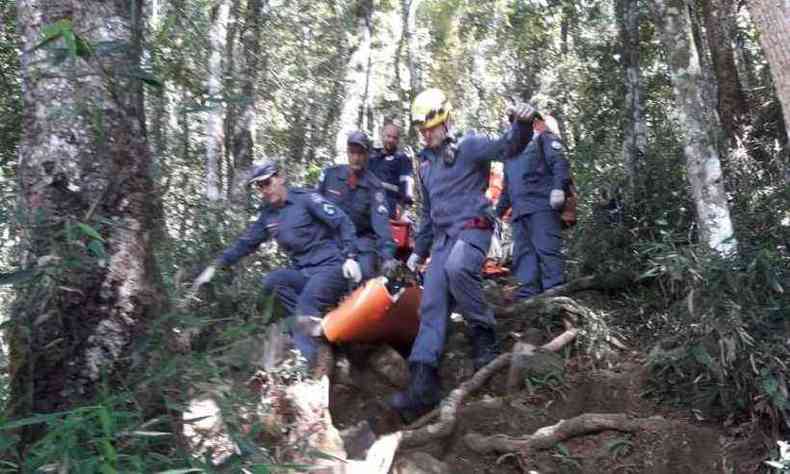 Militares resgataram o corpo da vtima em local de difcil acesso(foto: Corpo de Bombeiros/Divulgao)