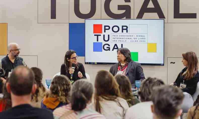Valter Hugo Me, Lilia Schwarcz, que fala ao microfone, Daniel Munduruku e Isabel Lucas durante debate na Bienal de So Paulo