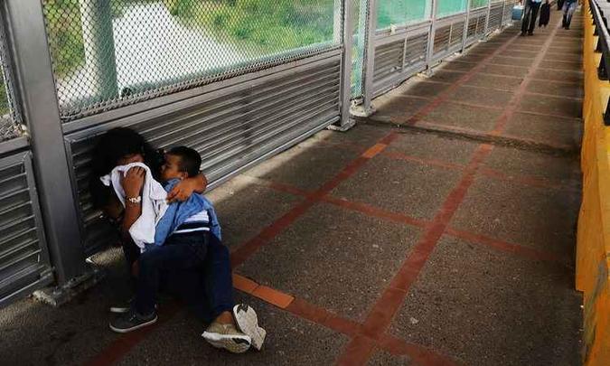Hondurenha, com sua criança, se desespera após não ter permissão para cruzar a fronteira do Texas, na cidade de Brownsville(foto: Spencer Platt/Getty Images.) Hondurenha, com sua criança, se desespera após não ter permissão para cruzar a fronteira do Texas, na cidade de Brownsville(foto: Spencer Platt/Getty Images.)