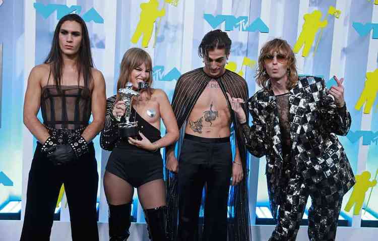 Ethan Torchio, Victoria De Angelis, Damiano David e Thomas Raggi posam para foto no MTV Video Music Awards em Newark, New Jersey