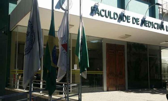 Bandeiras foram erguidas a meio mastro na Faculdade de Medicina da UFMG por conta da morte do professor. Corpo é velado no salão nobre da instituição e será enterrado às 17h no Cemitério do Bonfim(foto: Paulo Filgueiras/EM/D.A PRESS) Bandeiras foram erguidas a meio mastro na Faculdade de Medicina da UFMG por conta da morte do professor. Corpo é velado no salão nobre da instituição e será enterrado às 17h no Cemitério do Bonfim(foto: Paulo Filgueiras/EM/D.A PRESS)