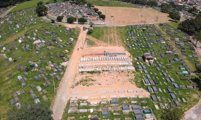Vista area de vrias covas em um dos cemitrios de Belo Horizonte