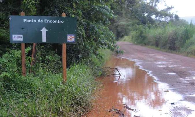 Placa sinaliza ponto de encontro em estrada que segue o traçado do rio, o que é considerado uma armadilha por representante da comunidade(foto: Leandro Couri/EM/D.A PRESS) Placa sinaliza ponto de encontro em estrada que segue o traçado do rio, o que é considerado uma armadilha por representante da comunidade(foto: Leandro Couri/EM/D.A PRESS)