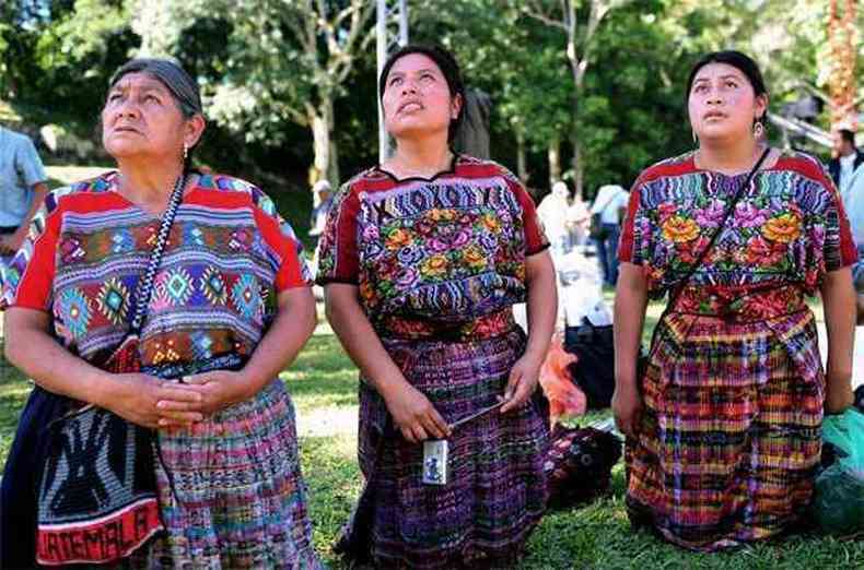 Mulheres de descendncia maia se renem em frente a templo em Tikal, na Guatemala(foto: AFP PHOTO/Hector RETAMAL )