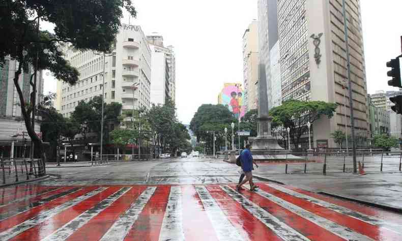 Pedestre atravessa Avenida Afonso Pena na Praa Sete