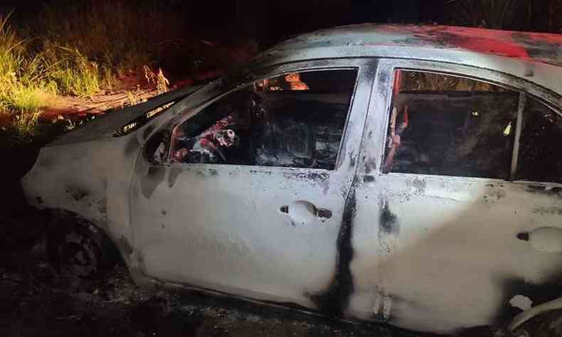 Carro foi encontrado queimado na rea de uma fazenda em Santa Luzia(foto: Polcia Militar/Divulgao)