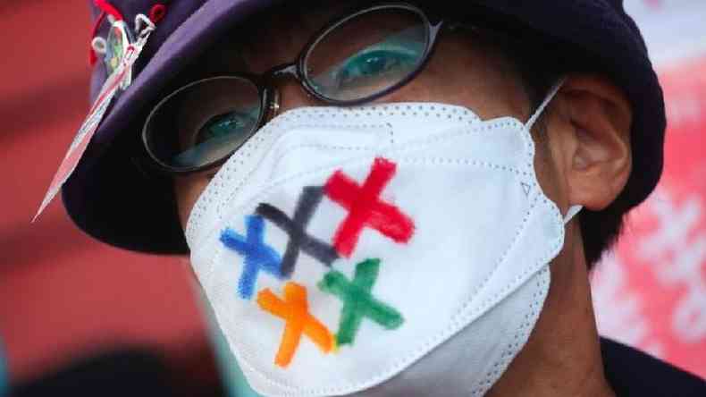 Homem com mscara em protesto contra os Jogos Olmpicos no Japo; medidas foram implementadas para tentar evitar que evento vire um 'superpropagador' de covid-19(foto: Reuters)