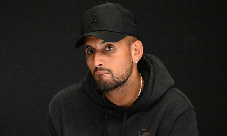 Tenista Nick Kyrgios em um fundo preto, de roupa preta, olhando para a cmera com semblante tranquilo