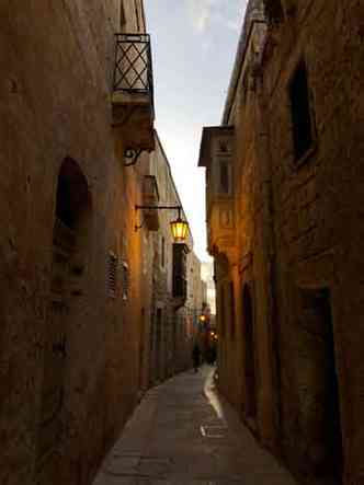 Com ruas estreitas e unicolores, cercadas por construes antigas, Malta encanta os visitantes(foto: Natalia Denishenko/arquivo pessoal)