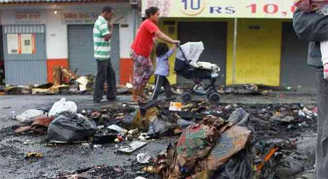 A chuva deixou marcas por todo o estado, em Curitiba moradores andam entre o material carregado pela enchente(foto: Jonathan Campos / Gazeta do Povo)