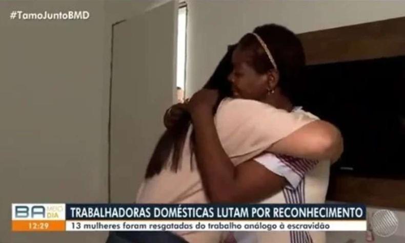 Mulher abraa reprter aps momento emocionante em entrevista.