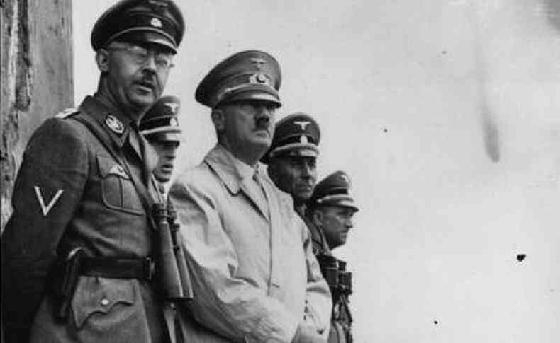 Adolf Hitler,  direita, e o chefe da polcia nazista Heinrich Himmler acreditavam na teoria da superioridade da raa ariana