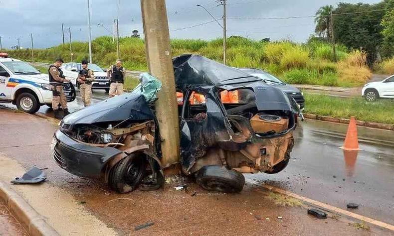 carro bateu em poste em avenida de Arax