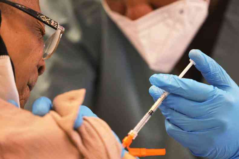 Estudo da UFJF concluiu que a velocidade da vacinação é uma variável mais significativa no combate à pandemia que a taxa de eficácia das vacinas.(foto: Sajjad HUSSAIN / AFP)