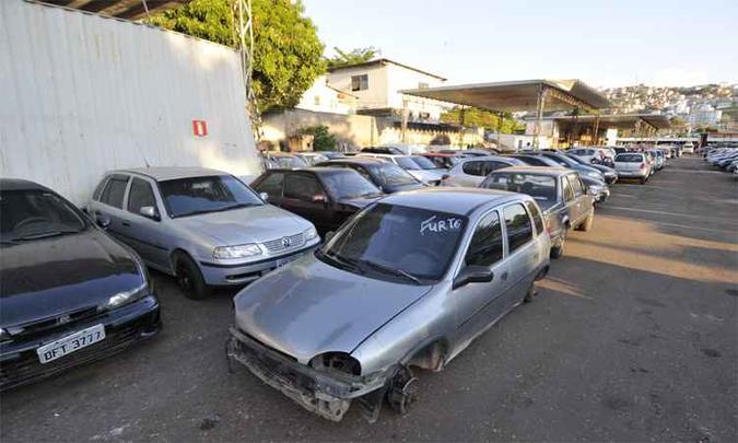 Veículo recuperado com partes removidas: etiquetagem deve permitir identificar origem de material vendido(foto: Juarez Rodrigues/EM/DA Press) Veículo recuperado com partes removidas: etiquetagem deve permitir identificar origem de material vendido(foto: Juarez Rodrigues/EM/DA Press)