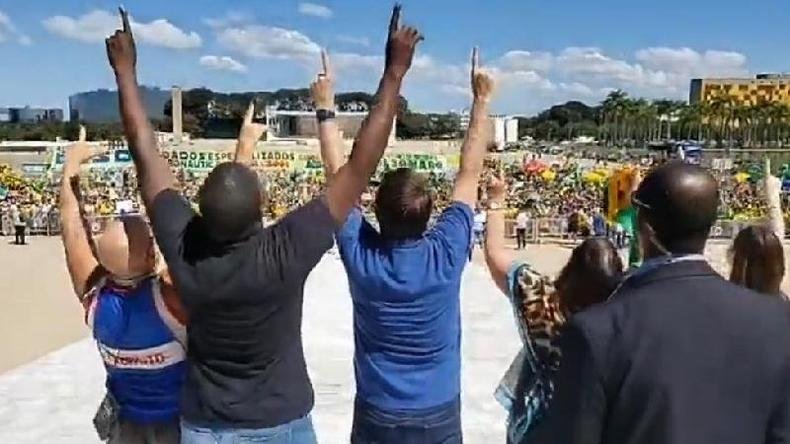 Bolsonaro e apoiadores durante ato no último domingo (3), em Brasília(foto: Reprodução/Facebook) Bolsonaro e apoiadores durante ato no último domingo (3), em Brasília(foto: Reprodução/Facebook)