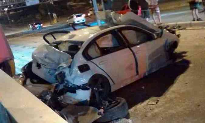 Uma pessoa morreu e trs ficaram feridas em acidente com uma BMW em Belo Horizonte, nesta quinta-feira(foto: Corpo de Bombeiros/Divulgao)