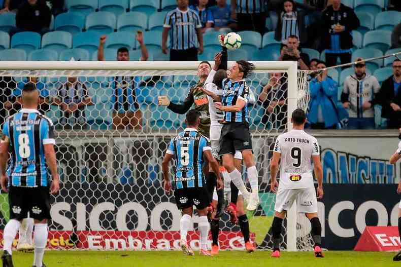 Victor foi o grande destaque alvinegro em Porto Alegre e responsvel pela derrota no ter sido mais elstica(foto: Bruno Cantini/Atltico)