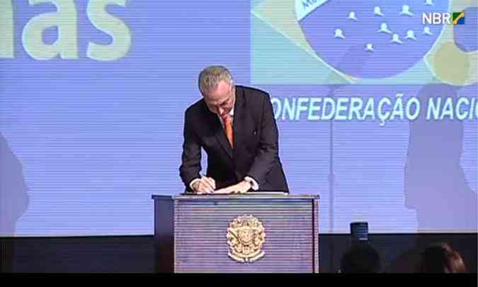 Presidente Michel Temer durante assinatura da MP que parcela dvidas das prefeituras com o INSS(foto: Reproduo/Internet)