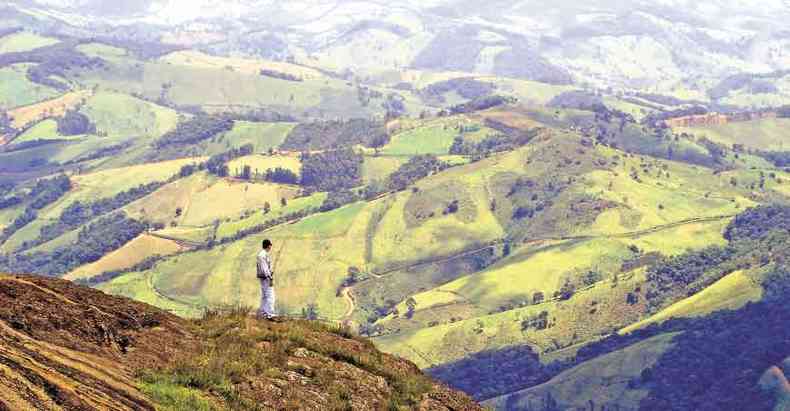 Vista do topo do Pico Selado, em Monte Verde, considerada a trilha mais bonita da regio (foto: AHPMV/Divulgao)