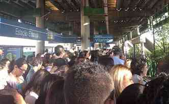 Passageira registrou a grande quantidade de pessoas na plataforma da Estao Eldorado(foto: Carla Silva/Divulgao)