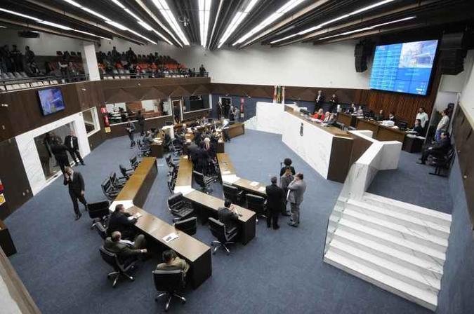 Câmara vai analisar projetos de lei que reajustam os salários de algumas categorias do serviço público municipal(foto: Leandro Couri/EM/D.A Press) Câmara vai analisar projetos de lei que reajustam os salários de algumas categorias do serviço público municipal(foto: Leandro Couri/EM/D.A Press)