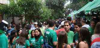 Em 2011, Saint Patrick's Day deixou a Savassi completamente lotada. Mobilizao na internet garantiu que o pblico presente fosse muito maior que o esperado(foto: Mariana Tavares/Divulgacao)