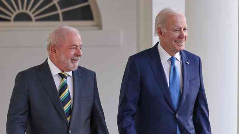 Lula e Biden caminham lado a lado com semblante sorridente