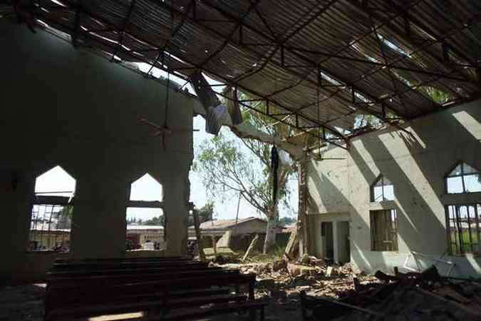 Igreja ficou destruda aps ataque(foto: Victor Ulasi / AFP)