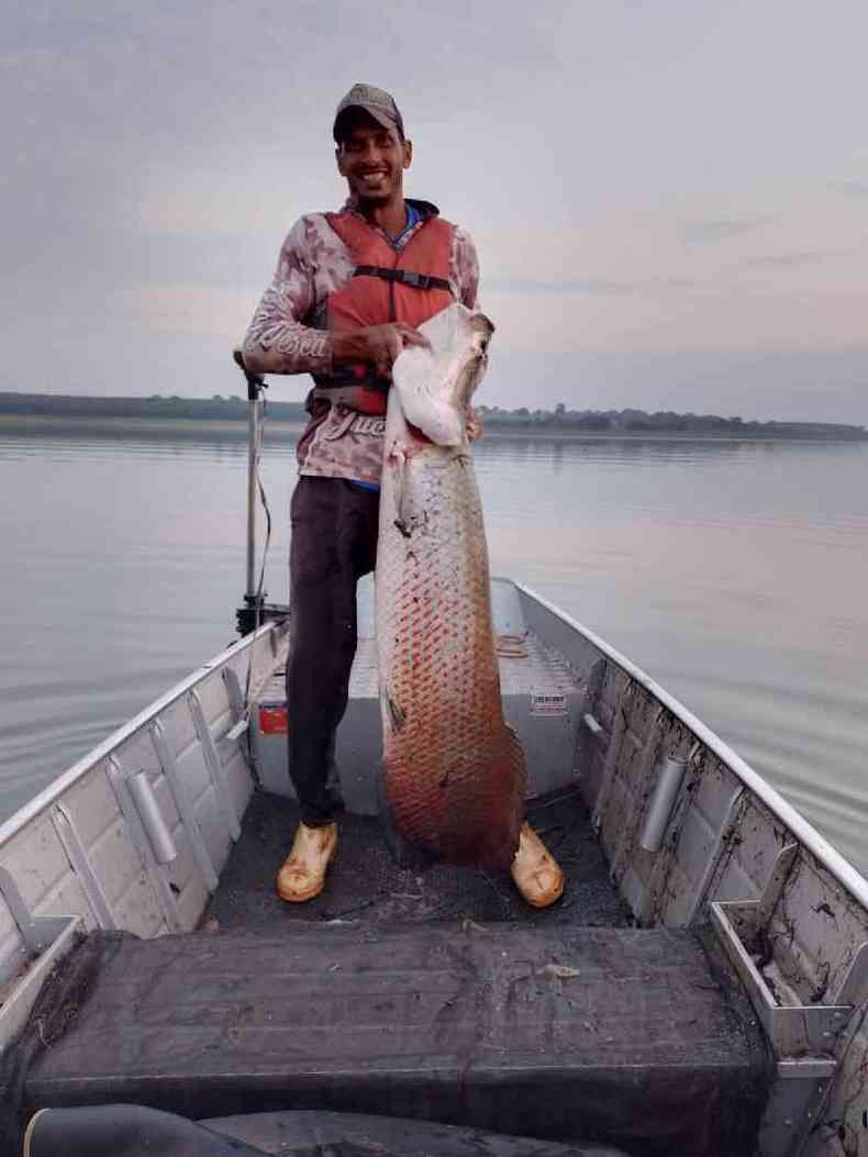 Izael Gonalves com pirarucu pescado no rio Grande