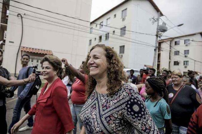 A ex-presidente Dilma Rousseff e a deputada e candidata Jandira Feghali fizeram campanha no Rio de Janeiro nesta terça-feira(foto: Reprodução/Facebook) A ex-presidente Dilma Rousseff e a deputada e candidata Jandira Feghali fizeram campanha no Rio de Janeiro nesta terça-feira(foto: Reprodução/Facebook)