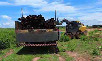 Carregamento de tubos de ao j chegou  reserva em Mato Grosso. Eles sero usados para delimitar a rea do santurio(foto: Santurio dos Elefantes/ Divulgao )