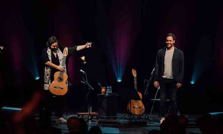  Yamandu Costa e Antnio Zambujo no palco do Teatro Tivoli, em Lisboa
