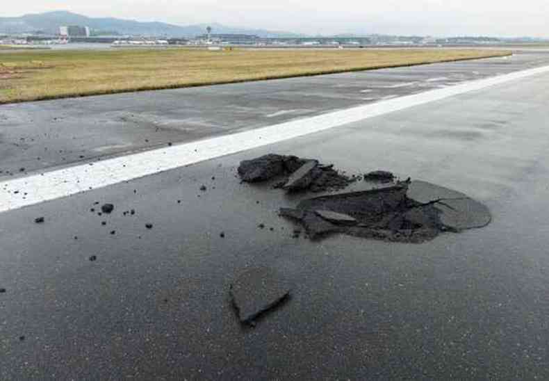 Descarga eltrica resultou em buraco na pista do terminal de Guarulhos, na Grande So Paulo.(foto: GRU/Divulgao)