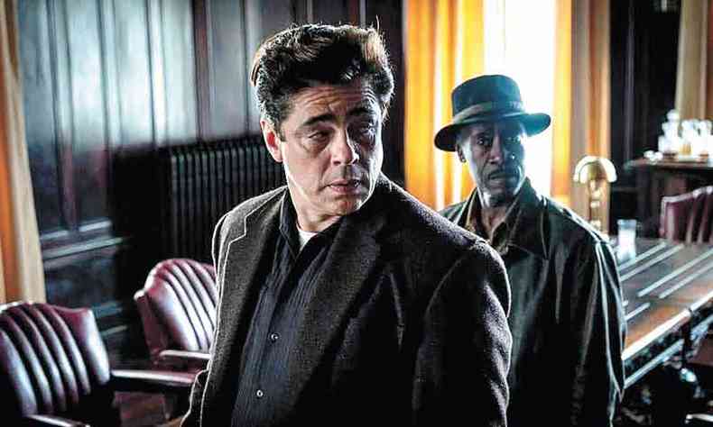 Personagens de Benicio Del Toro e Don Cheadle tentam sobreviver no submundo de Detroit nos anos 1950(foto: HBO MAX/divulgao)