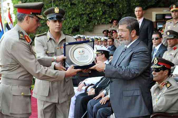 Presidente recebe escudo das mos do chefe da junta militar, em cerimnia de formatura de cadetes(foto: AFP PHOTO/EGYPTIAN PRESIDENCY)